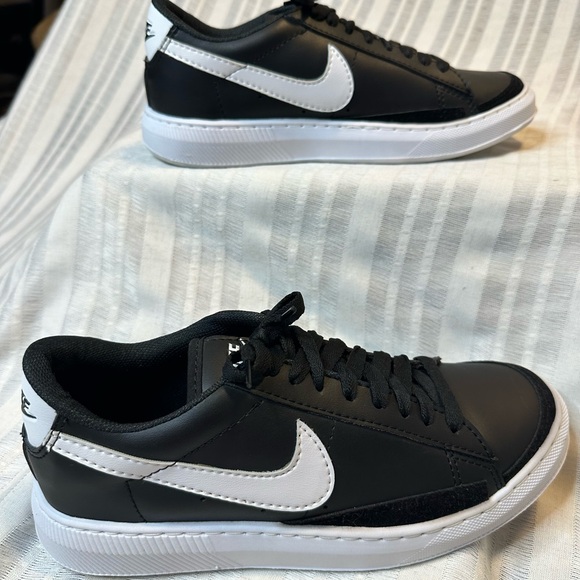 Nike Court Royale Low Sneakers Black/White – Youth 6.5 (Women’s 8) - Picture 2 of 7